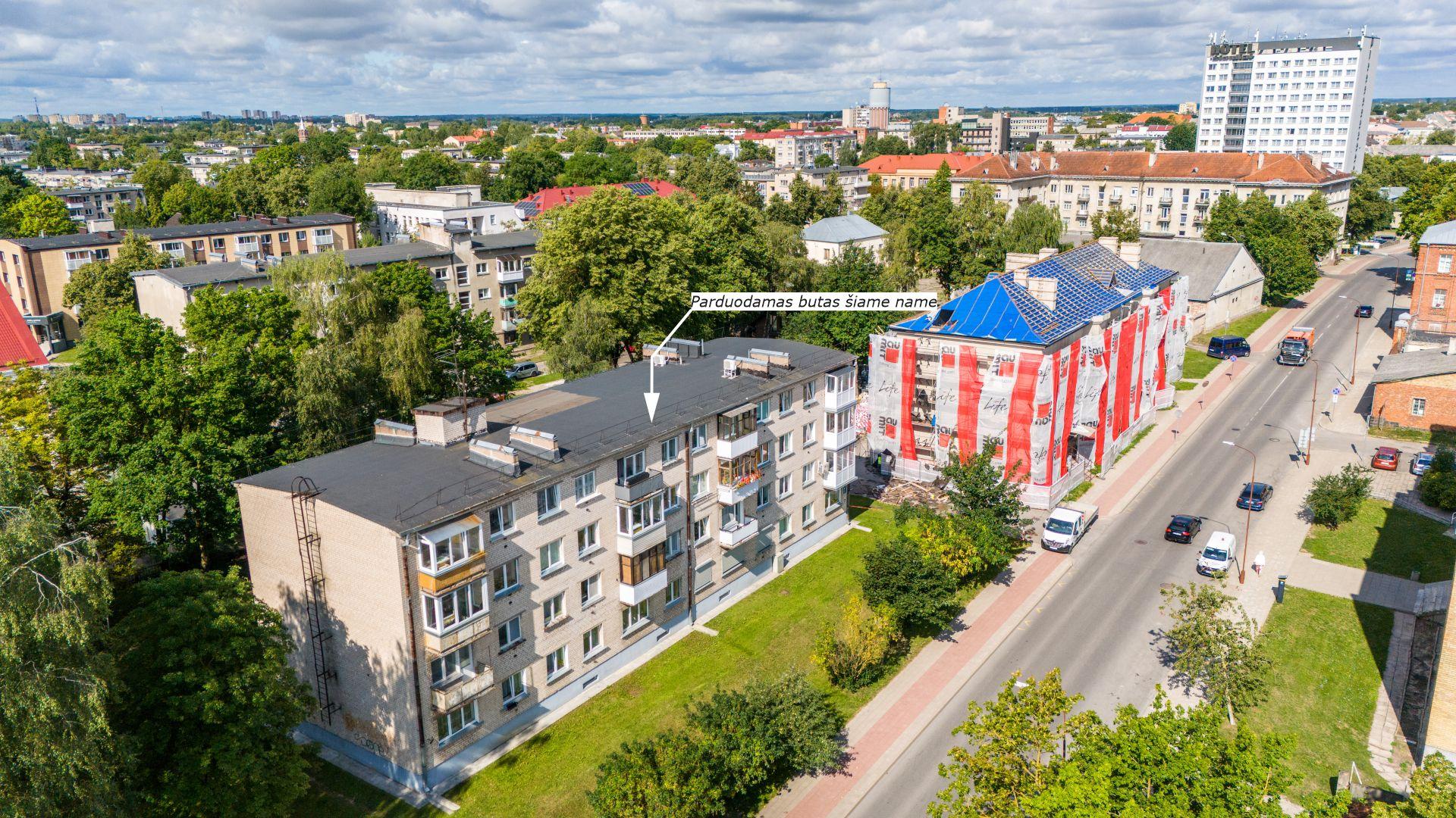 Miesto centrinėje dalyje parduodamas 2 kambarių butas mūriniame name Šiauliuose, Trakų g. 7.