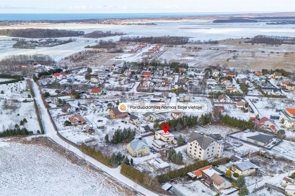 Parduodamas puikiai išlaikytas, erdvus ir itin kokybiškai įrengtas namas su terasa ir garažu įsikūręs ramioje ir patogioje vietoje – Kalotėje, Karklų g. 4., Klaipėdos r.sav