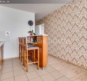 Parduodamas bendrabučio tipo butas su atskira virtuve bei vonios kambariu Kuršėnuose, Daugėlių g, 19